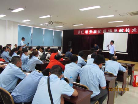 我院急诊医学中心走进企业开展急救技能培训