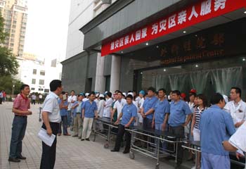 四川灾区40名伤员来我院继续治疗