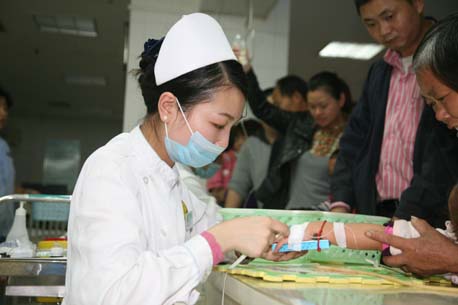 我院输液室热心护士网上备受关注