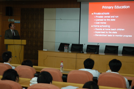 美国Dr.Crenshaw来我院访问讲学