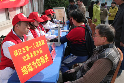 我院青年志愿者来到江科大社区为居民免费体检