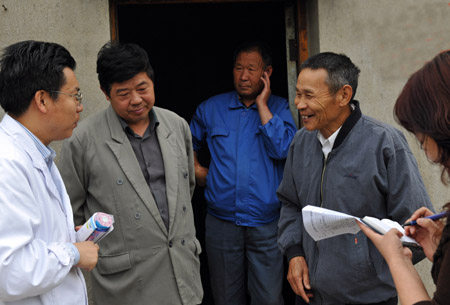 我院开展党员干部下乡与贫困农民帮扶结对活动