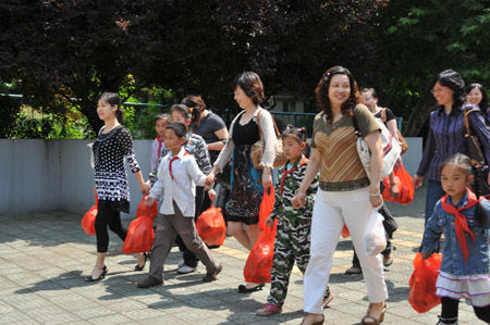 我院团委、妇委会与结对帮扶的石马中心校的15名孩子们来到南京海底世界欢度“六一”儿童节