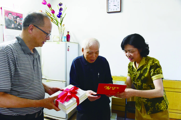 院领导慰问70年党龄的医务工作者