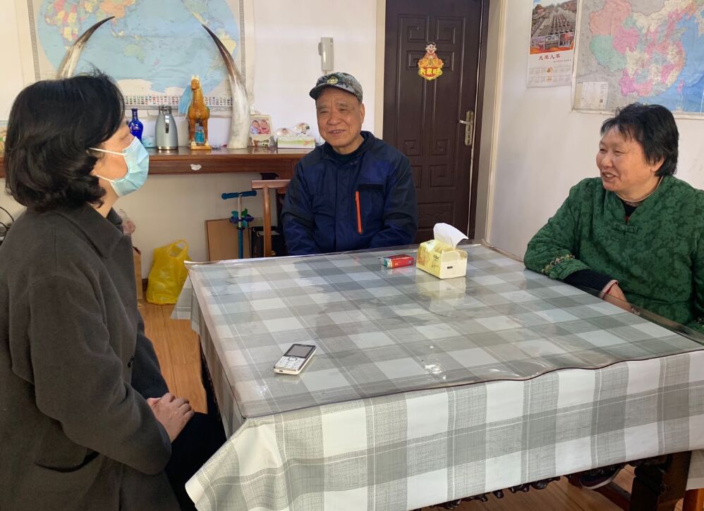 医院党委走访慰问仍然坚守武汉一线的医疗队员家属