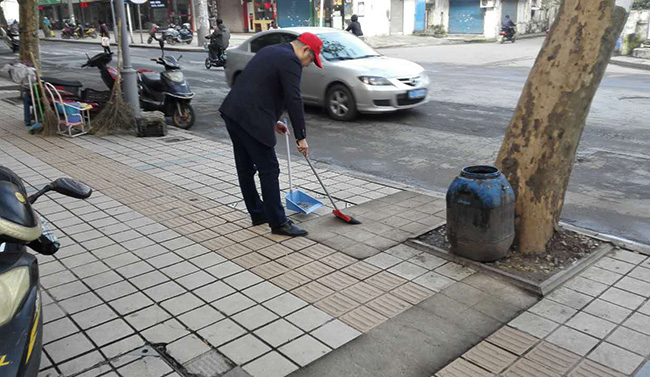 市一院组织党员志愿者积极参与全国文明城市复评迎检文明引导活动