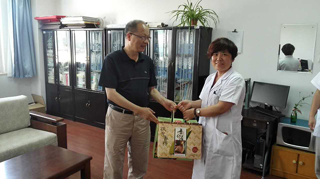 市一院端午节前慰问新疆四师进修医生
