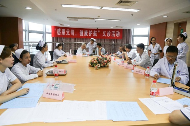 市一院举办“九九重阳 感恩父母 健康护航”义诊活动