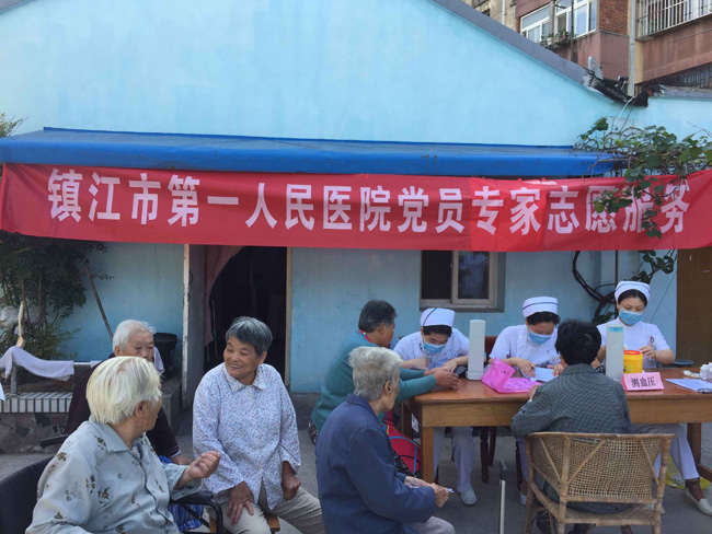 市一院“统一活动日”组织党员专家走进康居老年公寓送健康
