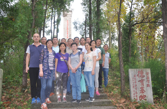 过先辈旗帜 传承忘我精神--市一院后勤支部开展“两学一做”现场教学活动