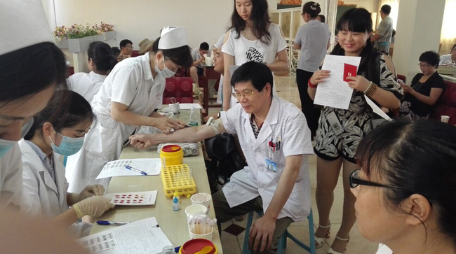 市一院组织广大职工积极参加义务献血