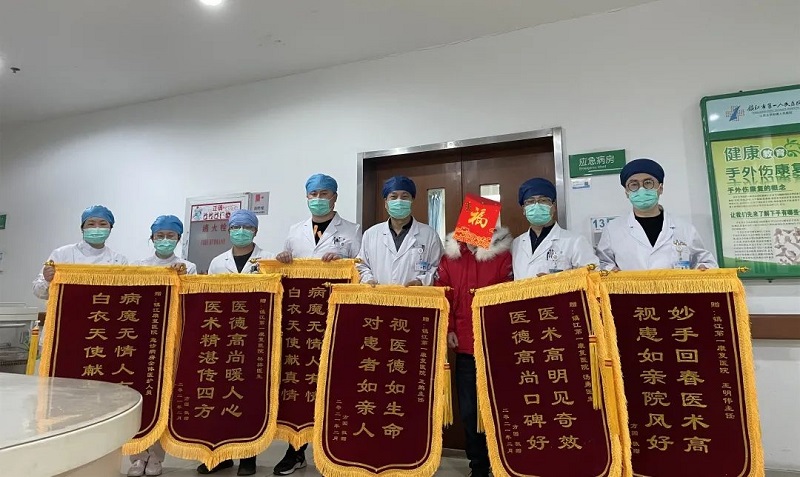 “90”后小伙为何一口气送来7面锦旗