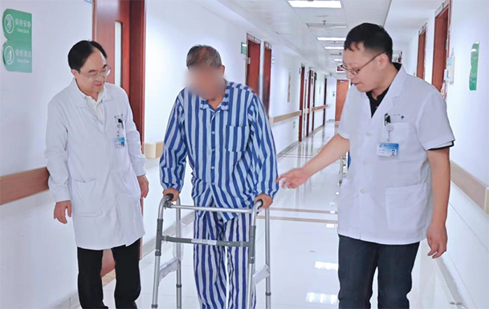 全市首例！“比基尼”手术入路全髋置换术，实现术后一天下床走路